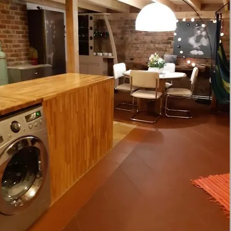 2 Story Studio Free Parking Included *