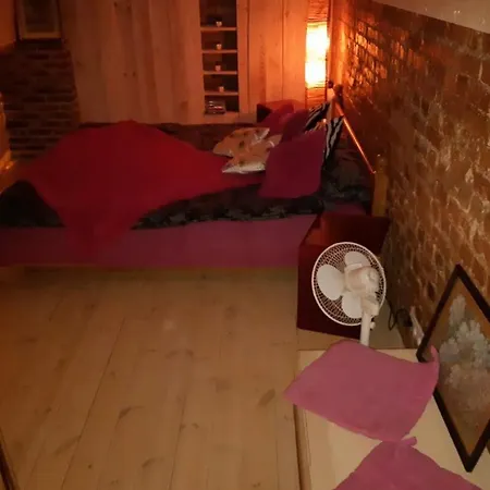 2 Story Studio Free Parking Included *